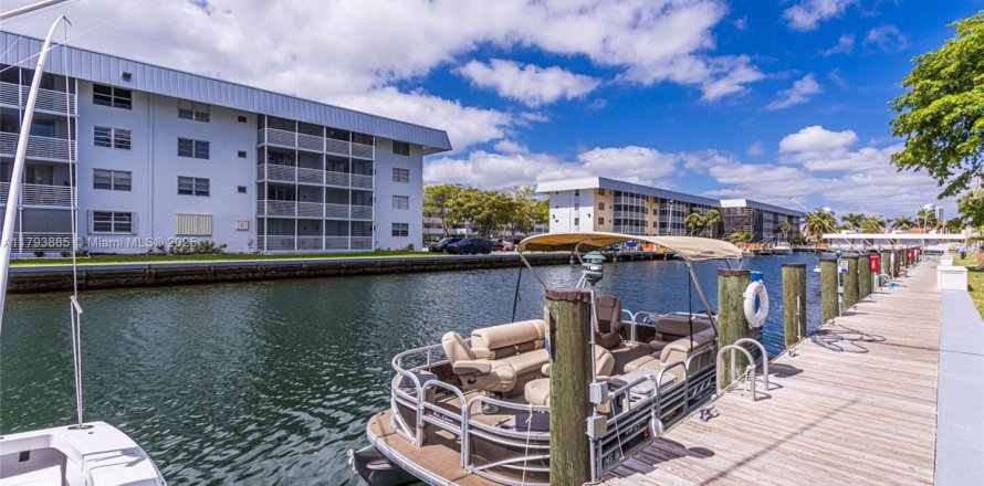 Condominio en North Miami Beach, Florida, 2 dormitorios  № 1700521