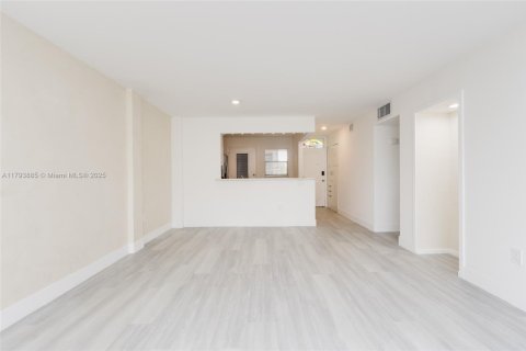 Condominio en venta en North Miami Beach, Florida, 2 dormitorios, 103.12 m2 № 1700521 - foto 15