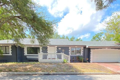 House in Saint Petersburg, Florida 3 bedrooms, 200.02 sq.m. № 1673825 - photo 1