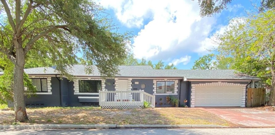 House in Saint Petersburg, Florida 3 bedrooms, 200.02 sq.m. № 1673825