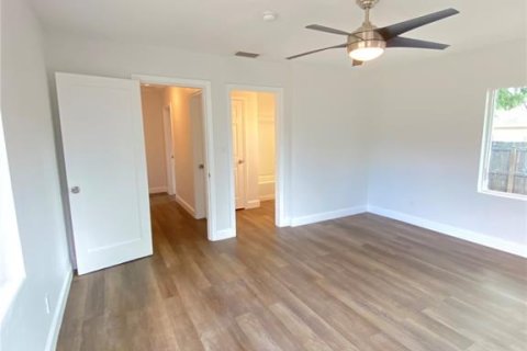 House in Saint Petersburg, Florida 3 bedrooms, 200.02 sq.m. № 1673825 - photo 27