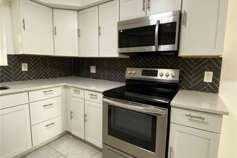 House in Saint Petersburg, Florida 3 bedrooms, 200.02 sq.m. № 1673825 - photo 9