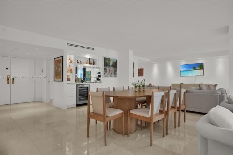Condominio en venta en Bal Harbour, Florida, 2 dormitorios, 187.48 m2 № 1977069 - foto 12