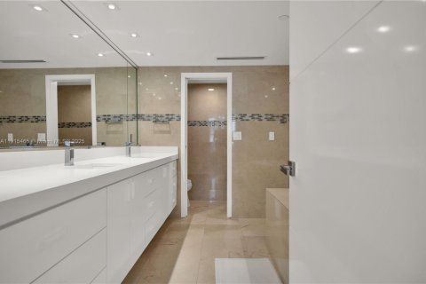 Condominio en venta en Bal Harbour, Florida, 2 dormitorios, 187.48 m2 № 1977069 - foto 30