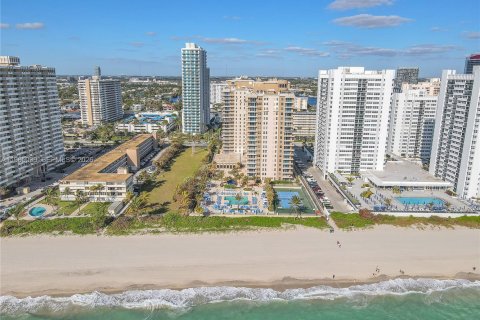 Condo in Hallandale Beach, Florida, 4 bedrooms  № 2026892