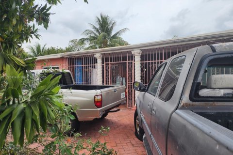 House in Miami, Florida 3 bedrooms, 196.49 sq.m. № 2022282 - photo 21