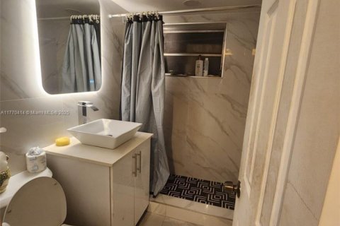 House in Miami, Florida 3 bedrooms, 196.49 sq.m. № 2022282 - photo 11