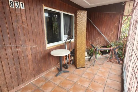 House in Miami, Florida 3 bedrooms, 196.49 sq.m. № 2022282 - photo 2