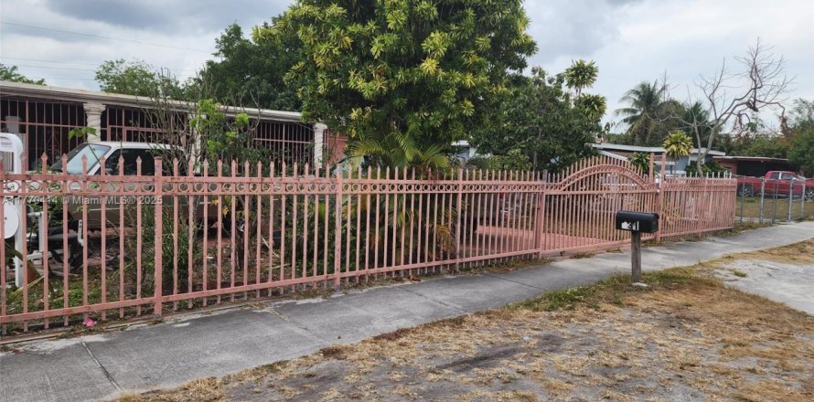 House in Miami, Florida 3 bedrooms, 196.49 sq.m. № 2022282