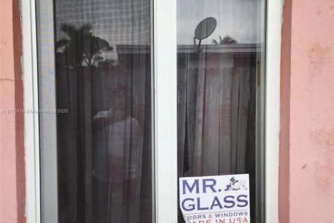 House in Miami, Florida 3 bedrooms, 196.49 sq.m. № 2022282 - photo 19