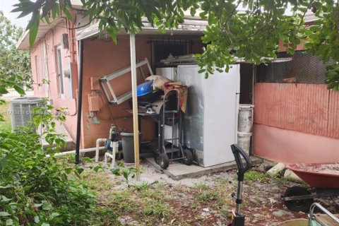 House in Miami, Florida 3 bedrooms, 196.49 sq.m. № 2022282 - photo 17