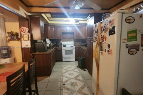 House in Miami, Florida 3 bedrooms, 196.49 sq.m. № 2022282 - photo 4