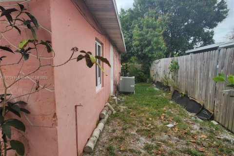 House in Miami, Florida 3 bedrooms, 196.49 sq.m. № 2022282 - photo 20