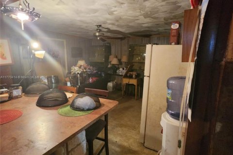 House in Miami, Florida 3 bedrooms, 196.49 sq.m. № 2022282 - photo 6