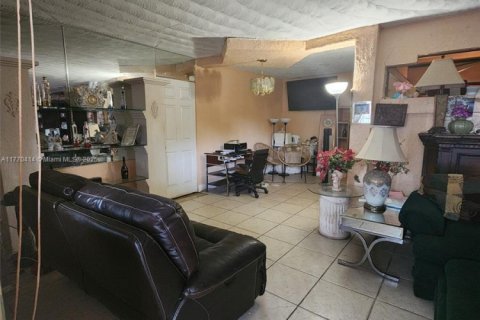 House in Miami, Florida 3 bedrooms, 196.49 sq.m. № 2022282 - photo 5