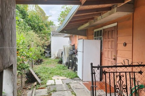 House in Miami, Florida 3 bedrooms, 196.49 sq.m. № 2022282 - photo 13