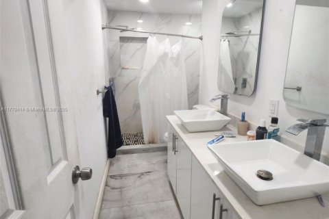 House in Miami, Florida 3 bedrooms, 196.49 sq.m. № 2022282 - photo 8