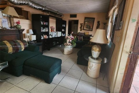 House in Miami, Florida 3 bedrooms, 196.49 sq.m. № 2022282 - photo 3