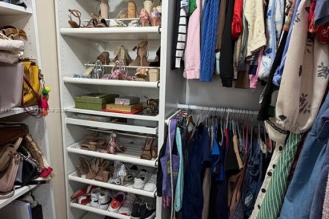 House in Miramar, Florida 4 bedrooms, 262.36 sq.m. № 2060331 - photo 23