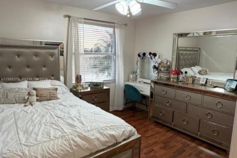 House in Miramar, Florida 4 bedrooms, 262.36 sq.m. № 2060331 - photo 22