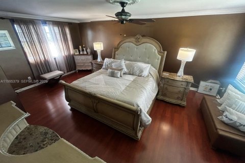 House in Miramar, Florida 4 bedrooms, 262.36 sq.m. № 2060331 - photo 19