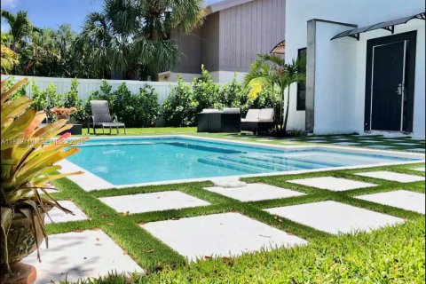 Снять в аренду виллу или дом в Уилтон-Мэнорс, Флорида 3 спальни, 218.32м2, № 1997275 - фото 6