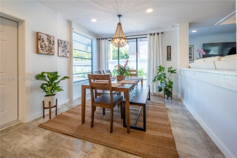 Снять в аренду виллу или дом в Уилтон-Мэнорс, Флорида 3 спальни, 218.32м2, № 1997275 - фото 10