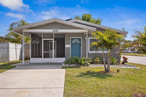 House in Saint Petersburg, Florida 2 bedrooms, 82.96 sq.m. № 1732621 - photo 2