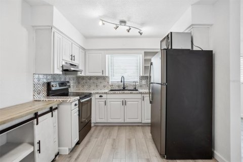 House in Saint Petersburg, Florida 2 bedrooms, 82.96 sq.m. № 1732621 - photo 11