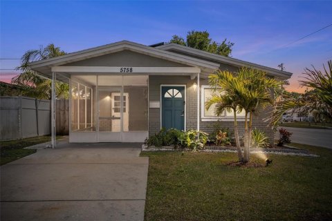 House in Saint Petersburg, Florida 2 bedrooms, 82.96 sq.m. № 1732621 - photo 1