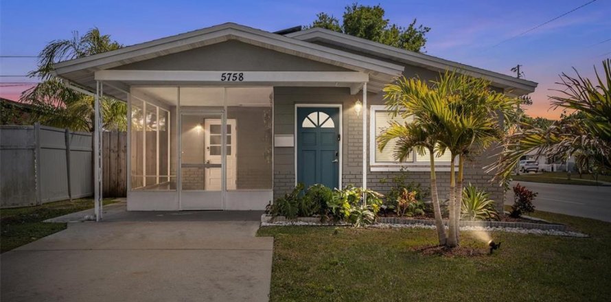 House in Saint Petersburg, Florida 2 bedrooms, 82.96 sq.m. № 1732621