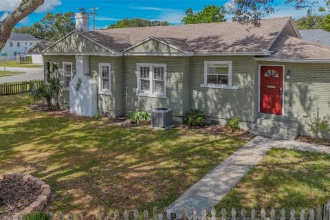House in Saint Petersburg, Florida 3 bedrooms, 108.14 sq.m. № 2427032
