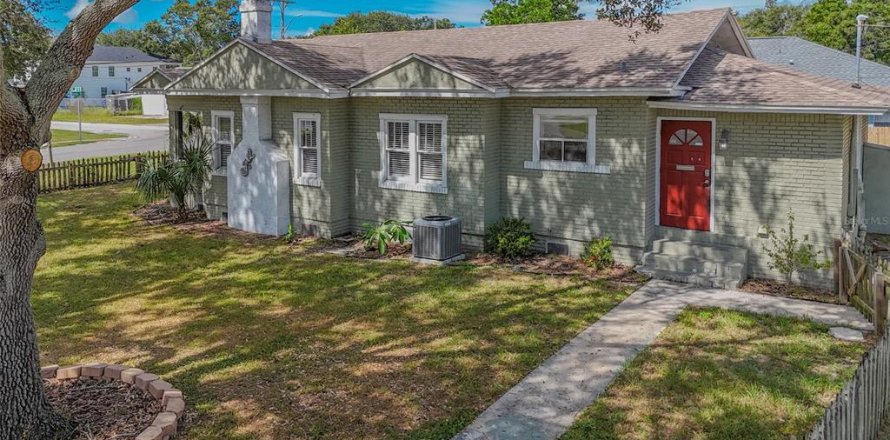House in Saint Petersburg, Florida 3 bedrooms, 108.14 sq.m. № 2427032