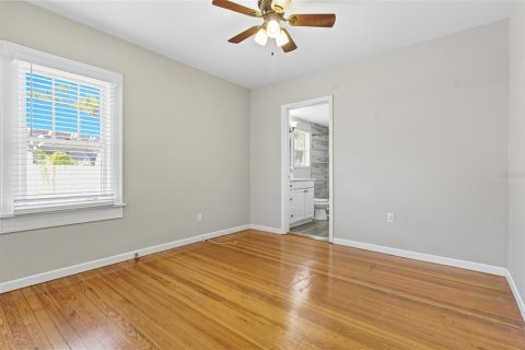 House in Saint Petersburg, Florida 3 bedrooms, 108.14 sq.m. № 2427032 - photo 14
