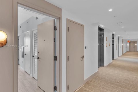Condominio en venta en Miami Beach, Florida, 1 dormitorio, 61.04 m2 № 1881610 - foto 2