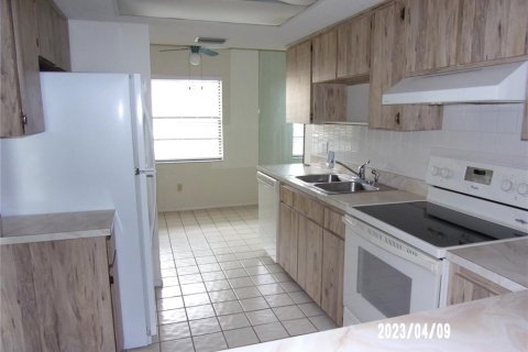 Condo in Redington Shores, Florida, 2 bedrooms  № 1798107 - photo 5