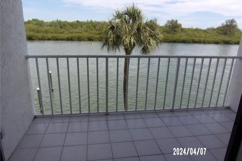 Condo in Redington Shores, Florida, 2 bedrooms  № 1798107 - photo 15