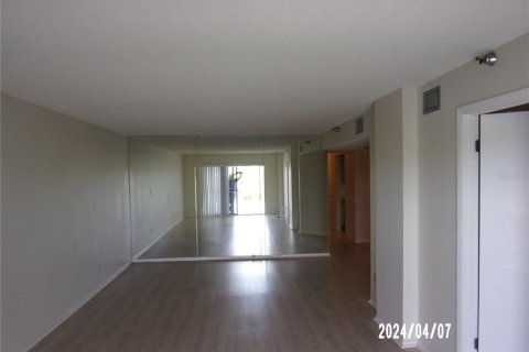 Condo in Redington Shores, Florida, 2 bedrooms  № 1798107 - photo 8