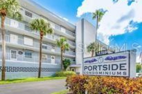 Condo in Redington Shores, Florida, 2 bedrooms  № 1798107 - photo 1