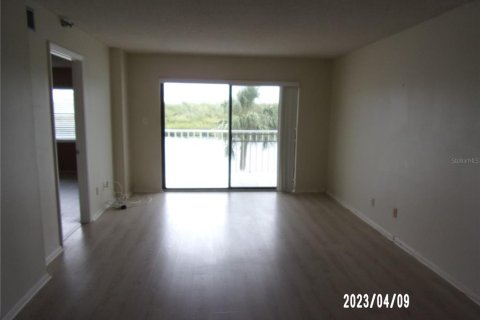 Condo in Redington Shores, Florida, 2 bedrooms  № 1798107 - photo 7