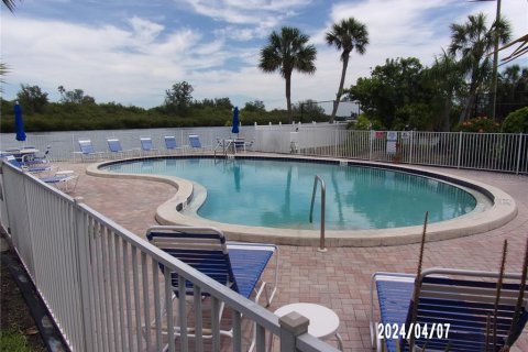 Condo in Redington Shores, Florida, 2 bedrooms  № 1798107 - photo 19
