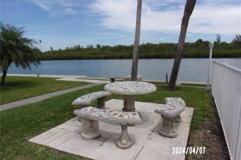 Condo in Redington Shores, Florida, 2 bedrooms  № 1798107 - photo 18
