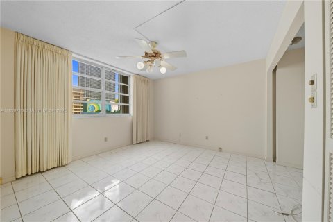 Condo in Hallandale Beach, Florida, 2 bedrooms  № 1833850 - photo 25