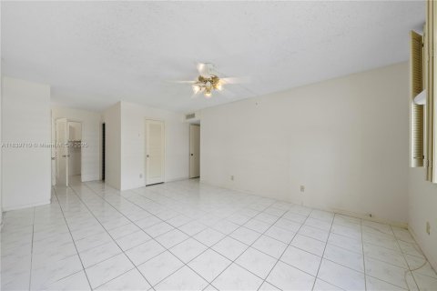 Condo in Hallandale Beach, Florida, 2 bedrooms  № 1833850 - photo 24