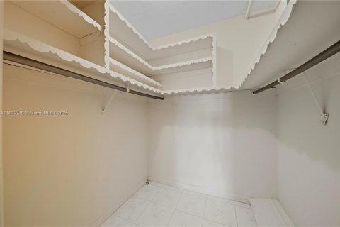 Condo in Hallandale Beach, Florida, 2 bedrooms  № 1833850 - photo 27