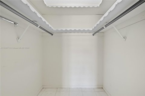 Condo in Hallandale Beach, Florida, 2 bedrooms  № 1833850 - photo 28