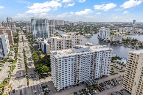 Copropriété à vendre à Hallandale Beach, Floride: 2 chambres, 111.48 m2 № 1833850 - photo 15