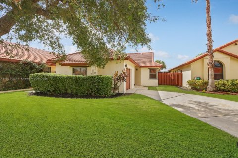 House in Pembroke Pines, Florida 2 bedrooms, 102.75 sq.m. № 1896215 - photo 1