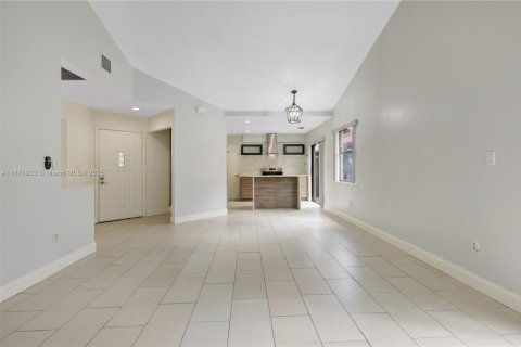 House in Pembroke Pines, Florida 2 bedrooms, 102.75 sq.m. № 1896215 - photo 22