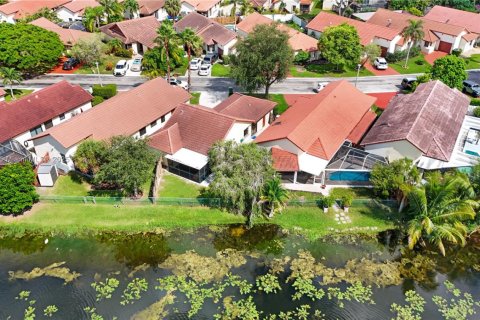 House in Pembroke Pines, Florida 2 bedrooms, 102.75 sq.m. № 1896215 - photo 15